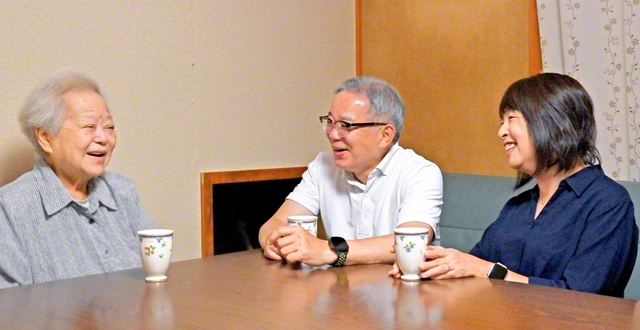 同居する母の静枝さん㊧と、談笑する永沼さん㊥、妻の信子さん