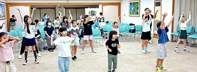 葵区と駿河区の少年少女部のメンバーは、静岡文化会館で楽しく練習に励んだ