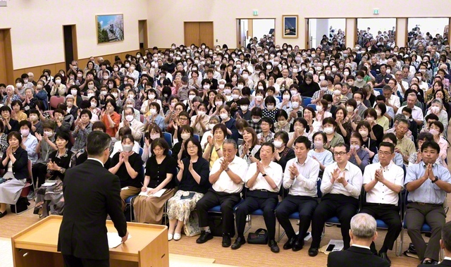 新リーダー誕生の勢いをそのままに、学会創立の月へまい進する同志たち。盛島東北総合長、今村東北長、渡邉同女性部書記長が激励した