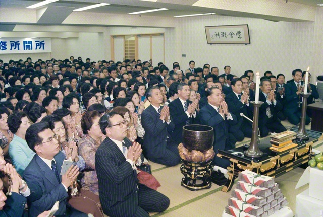 開所記念の勤行会で先生は「一段と若返って、この尊い一生を見事な勝利で飾ってください」と語った（1976年9月）