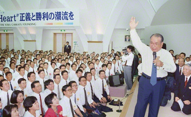 池田先生は兵庫県総会で“共々に尊き使命の生涯を”と激励した（1991年10月、兵庫池田文化会館で）