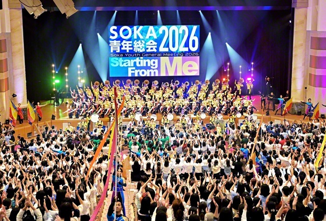 東京・八王子市の創価大学池田記念講堂で開催された「SOKA青年総会2026」。全員で世界青年部歌「Eternal　Journey　with　Sensei！～永遠の師弟旅～」を大合唱した