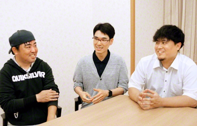 山下さん㊥が新入会の長谷川さん㊧、岩井さんと共にさらなる飛躍を誓う