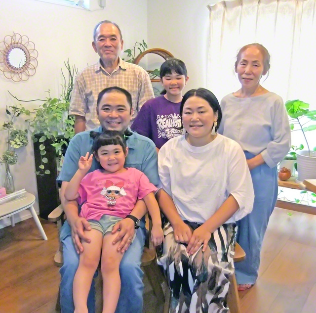 小野さん（中段左端）が家族と一緒に