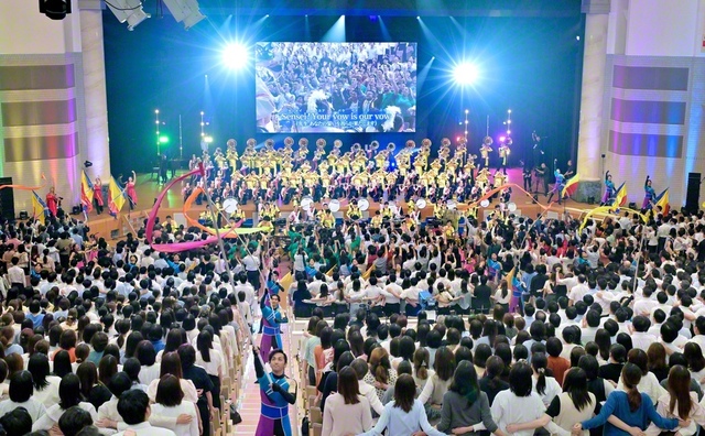 世界青年部歌「Eternal　Journey　with　Sensei！～永遠の師弟旅～」を合唱し、全同志が一つになった「SOKA青年総会2026」