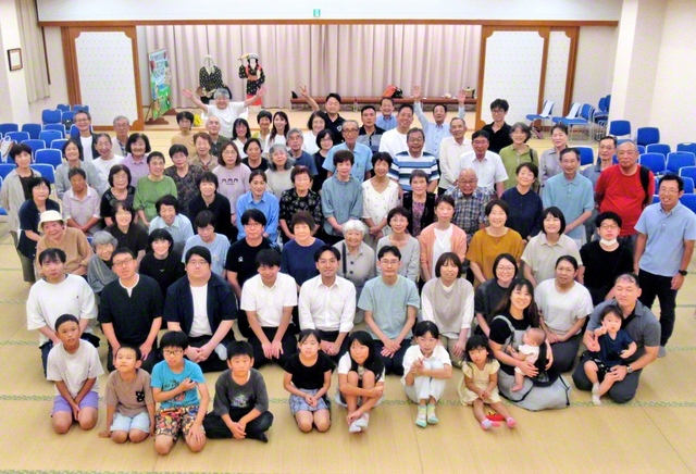 池田先生の安来会館来館35周年を記念する集いが9月19日、同館で開催。35年前の映像視聴やクイズを行った後、当時の先生の指導を学習し、グループトークを。トークの裏では、少年少女部員に向け、紙芝居の朗読などが行われた