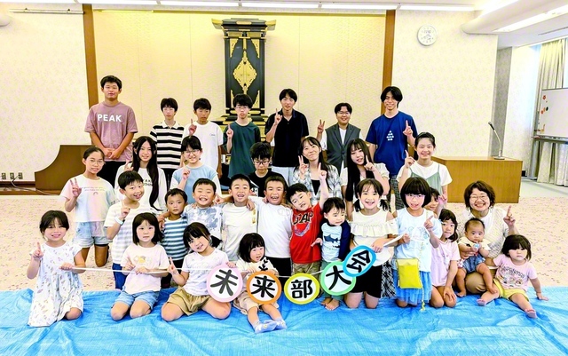 高等部のメンバーが企画・運営を担って行われた、宮崎池田県の未来部大会。宝探しや、紙のタワーを高く積み上げるゲームなど、アイデア光るコーナーの数々。会場はにぎやかな笑い声に包まれた（9月6日、宮崎平和会館で）