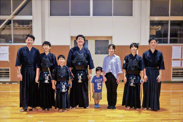 遠藤さん（左から4人目）一家
