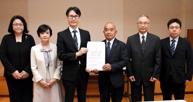 本田会長（右から3人目）に井上総県長（左から3人目）が署名の目録を手渡した