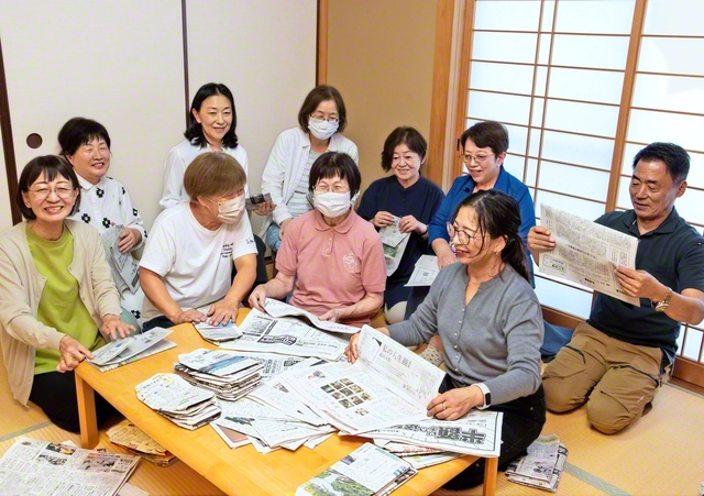 新聞紙を使った“防災用スリッパ”作りに取り組む山本支部の友（9月27日、広島市内で）