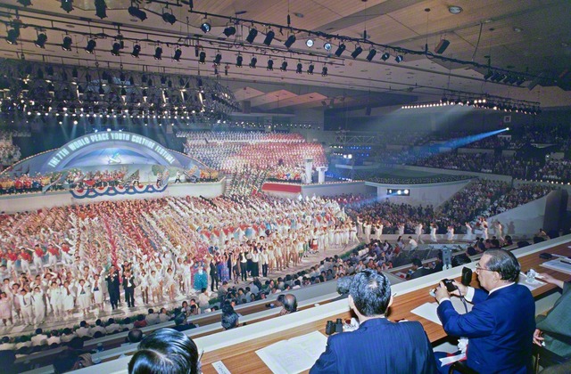 第7回世界青年平和文化祭で青年を見守る池田先生（1986年10月5日、愛知県体育館で）