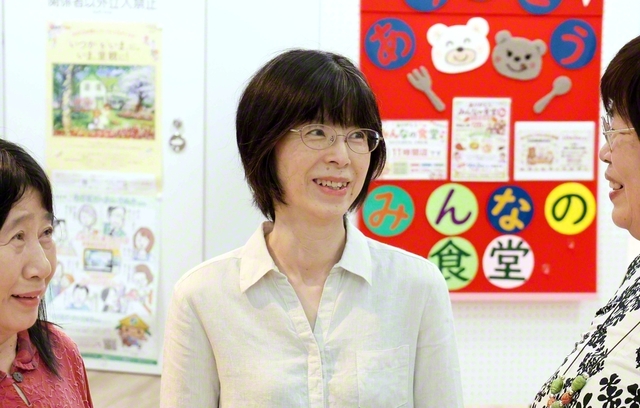 地域に尽くす廣瀬さん㊥。共に婦人会の活動に励む女性部の同志と