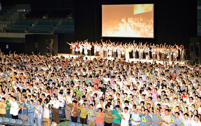 スペシャルステージのフィナーレを飾った約1500人の合唱メンバー。新たな青年世代の友が立ち上がる姿に会場は大きな感動に包まれた（千葉ポートアリーナで）