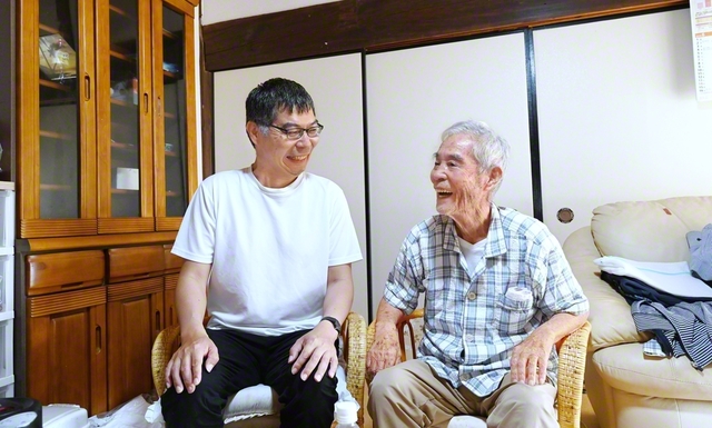 木村さん㊧と父・義信さんが「これからもっと信心を学ぼう」と朗らかに