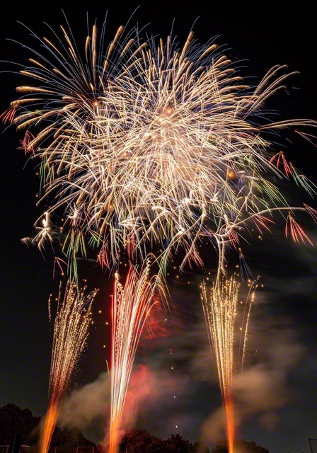 7年ぶりに開催された草加市民納涼大花火大会。大輪の花火が夜空を彩った（8月1日、草加市内で撮影＝埼玉支局、2枚の写真を比較明合成）