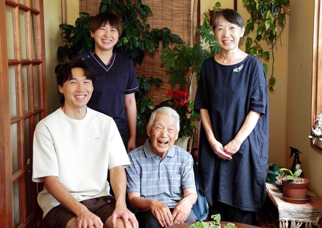 右から山下さん、父・菊池幸栄さん、長女・玲佳さん、長男・栄太さん。幸栄さんが「ほら、笑ってー」と声をかけると、とびきりの笑顔に