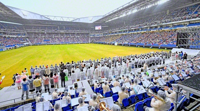 【3万人の大合唱】さあ、ここから平和の一歩を！――会場が一体となり、学会歌「青年よ広布の山を登れ」と関西の歌「常勝の空」を大合唱（4日、パナソニックスタジアム吹田で）