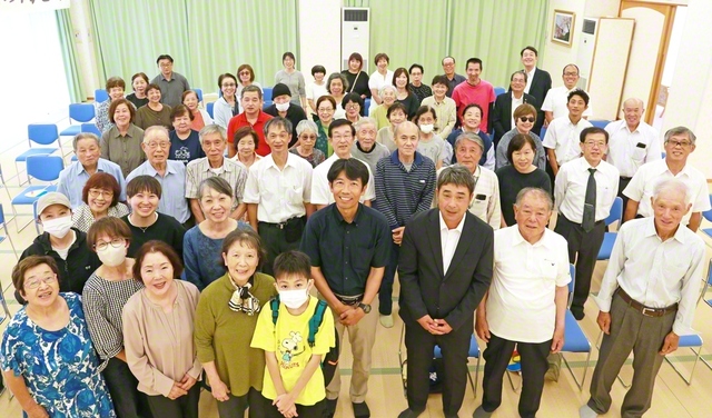 幸福の連帯をわが島から日本へ、世界へ！　躍進を誓い合った八丈島の友（八丈島文化会館で）
