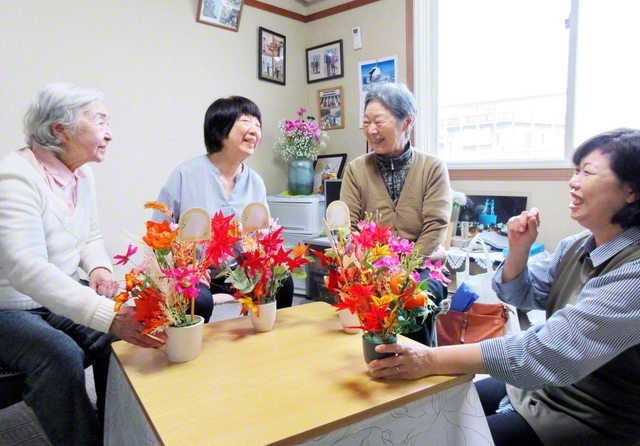 青森創価圏・青春支部の高松ユリエさんのグループでは、コスモスなどの造花でフラワーアレンジメントを楽しんだ（1日、青森市内で）