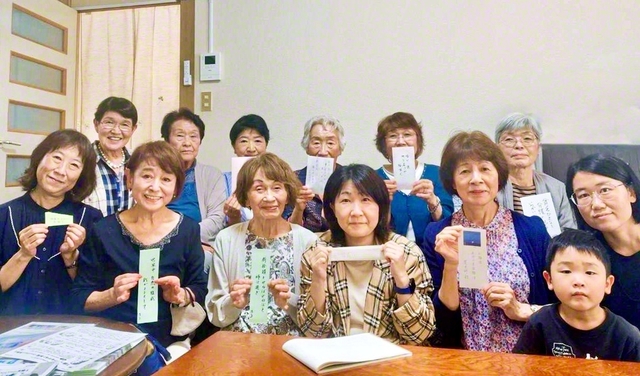 平日に行われた幸福地区の座談会。この日は、女性部が中心となり、一人一人の個性が光る一句を通して、皆が楽しく近況を報告した（9月11日、盛岡市内で）