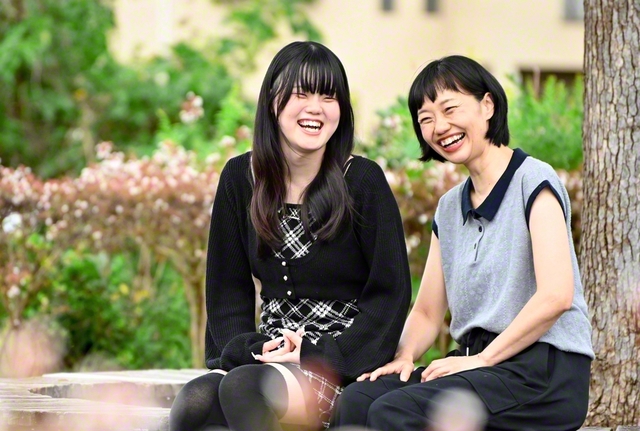 「家族の祈りがあったから、今の私があるんです」――苦しい時も変わらず大倉さん㊧を信じ、祈り続けた母・雅美さんと共に