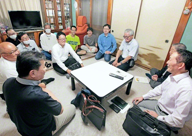 和気あいあいとした対話が広がる厚見支部の“壮男の集い”（岐阜市内で）