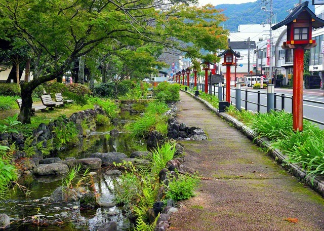 JR須崎駅から程近いメインストリートが「川端シンボルロード」。小川が流れ、春は桜、冬はイルミネーションが心を和ませてくれる、憩いの場所である