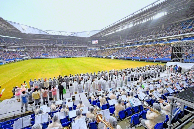 【3万人の大合唱】さあ、ここから平和の一歩を！――会場が一体となり、学会歌「青年よ広布の山を登れ」と関西の歌「常勝の空」を大合唱（4日、パナソニックスタジアム吹田で）