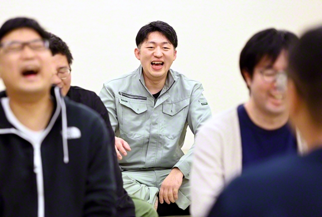 会合に駆け付けた寺田さん（写真中央）