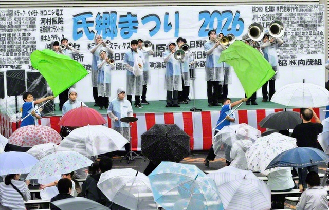 雨天を突いて熱演した滋賀音楽隊（9月26日、日野町内で）