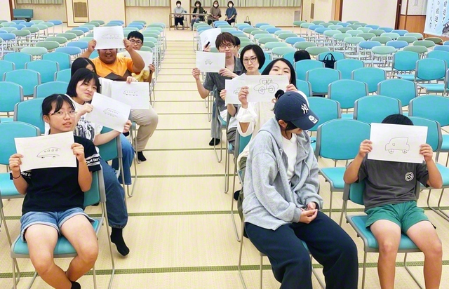 天草圏は、決められたテーマをイラストで伝えていく「伝言イラストゲーム」が大盛況（10日、天草文化会館で）