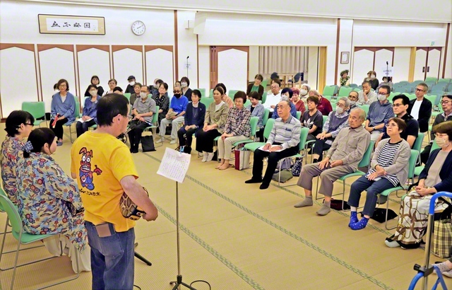桜ケ丘支部では三線の演奏など、代表のメンバーが特技を披露した（4日、広島文化会館で）