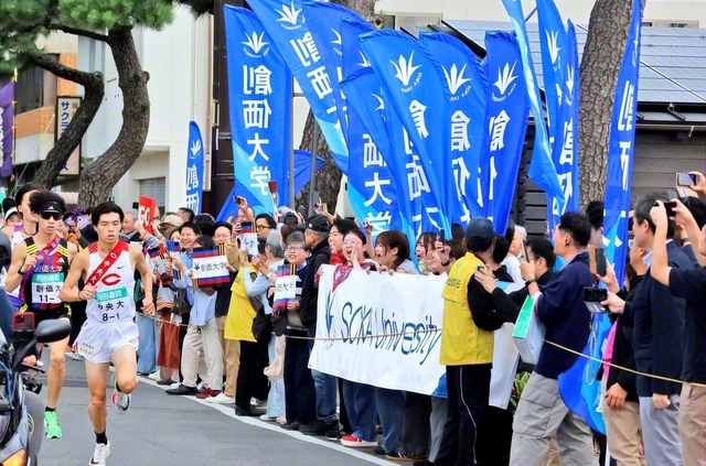 1区の菅野選手（左端）。創価大学の応援団が後押しを