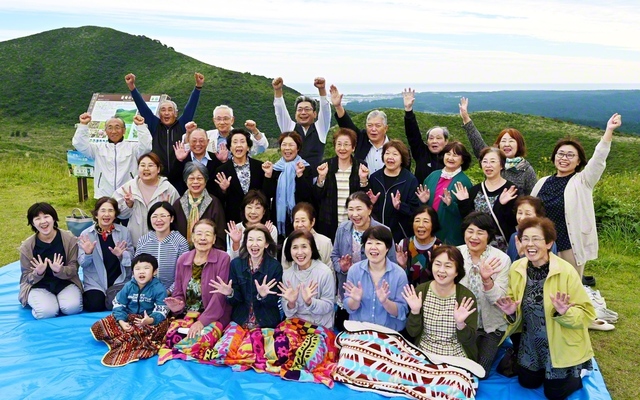 「池田先生！　男鹿の同志は元気です！」。師が足跡を刻んだ寒風山に集い、新たな決意を燃やす男鹿本部の友（9月10日、男鹿市内で）