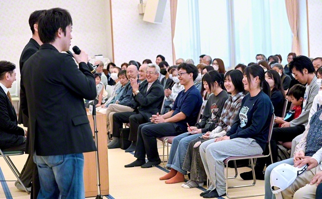 信仰体験の後には質疑応答を楽しく（11日、札幌東文化会館で）