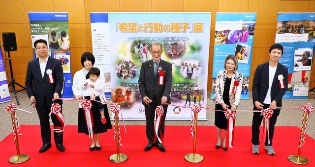 【開幕式のテープカット】9日に行われた米子コンベンションセンターでの開幕式。来賓として出席した、米子国際交流会の川端恵美子事務局長は「“絵本展”や“ホロコースト展”なども参加してきましたが、今回も素晴らしかった。パネル一枚一枚の言葉に深い意味を感じました。未来の世代に希望を送るきっかけとなる展示でした」と声を寄せた