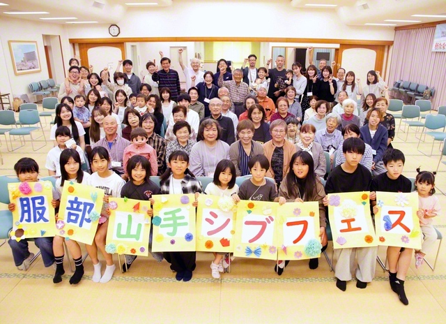 【備中南圏・服部山手支部】学会歌の合唱、フルート演奏で開幕し、会場は一体に。丸山智実さんが信仰体験を発表。皆で教学クイズに挑戦した。続いて、さまざまなブースに分かれてレクリエーションを行い、歓声が広がった（和田司支部長、谷いづみ支部女性部長）