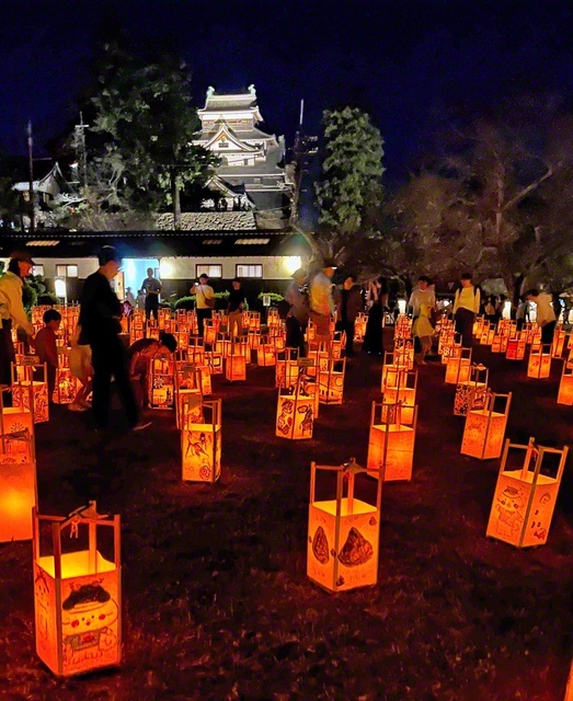 土・日曜、祝日に開催されている「松江水燈路」（18日まで）。手作りあんどんコンテストも開かれる。色とりどりのあんどんが松江城を包み、幻想的な風景が広がる