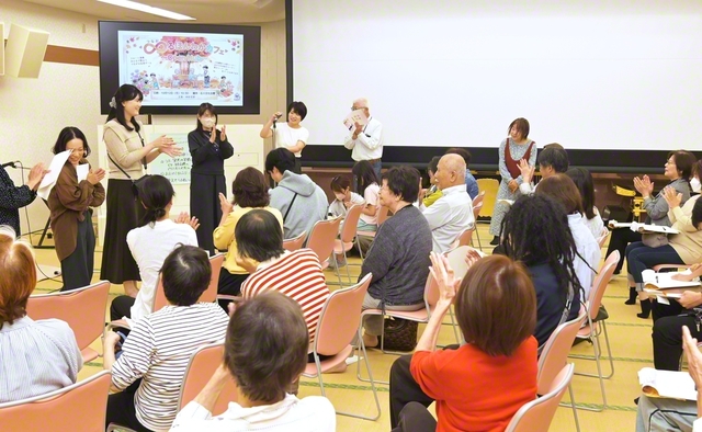 金沢南圏・池田支部の「つながるほんわかカフェ」は12日、石川文化会館で。「お絵かき伝言ゲーム」などを楽しんだ。土肥勝圏総合長が「人とのつながりを大切に前進していきましょう」とあいさつした（北村広幸支部長・熊崎あゆり女性部長）