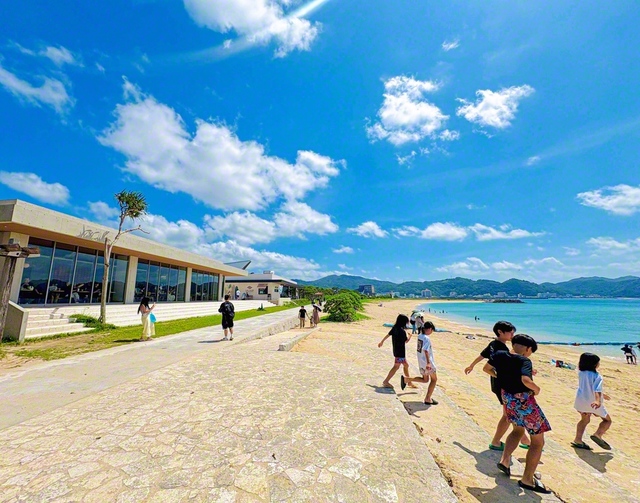 名護市にある21世紀の森公園内の複合施設「あけみおてらす」に行ってきました。今年4月にオープンし、多くの地元住民や観光客でにぎわっています。県外で暮らす友人に、この地元ニュースを伝えようと、シャッターを切りました