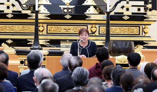 友人も数多く参加した社会部体験談大会。片岡由美子さんは、保育教諭として働きつつ、消防団員としても活躍する様子を報告した。伊藤東北社会部長、小山総秋田長、越前谷同女性部長が励ました