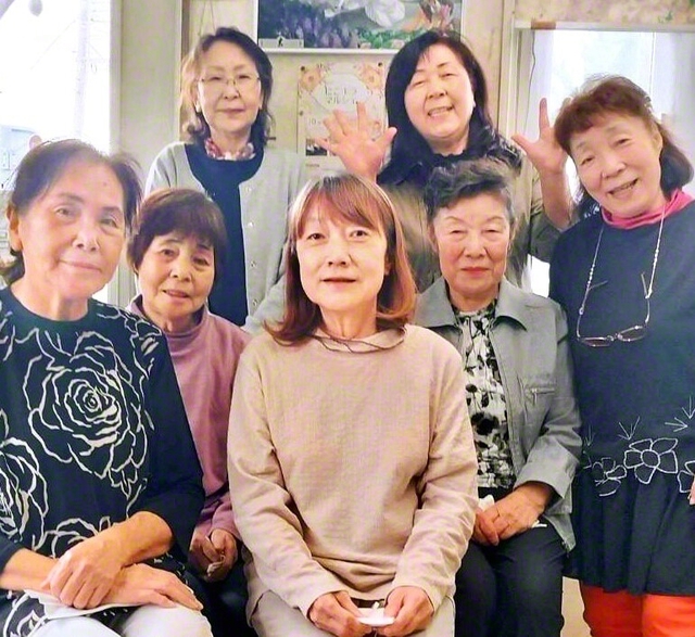 盛岡池田圏・みたけ地区では、中花グループと原グループが合同で集いを開催。互いの近況や体験を通して語らいを弾ませた（5日、盛岡市内で）