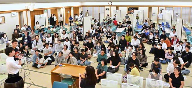 浅井関西未来部長が出席。「新しい発見を大切にしながら、夢に向かって挑戦を続けよう」と望んだ（18日、京都国際文化会館で）