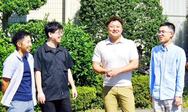 弘教の喜びを分かち合う成島さん（右から2人目）、髙橋さん（右端）と男子部メンバー