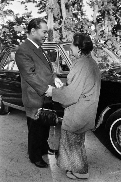 香川・津田の松原で老婦人を激励する池田先生（1973年11月13日、さぬき市内）
