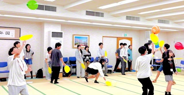 港北総区の集いは4日、港北文化会館で。イントロクイズや“風船運び”の企画で盛り上がった。長野総神奈川副未来部長が激励し、皆で未来部歌「正義の走者」を合唱した