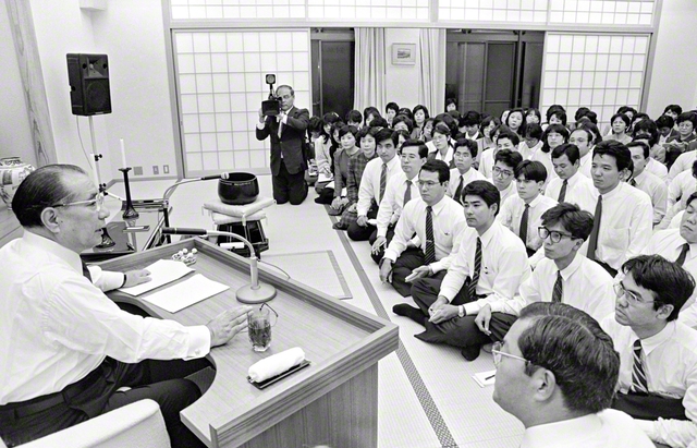 池田先生の9度目の沖縄訪問の際に行われた「沖縄池田青年塾」の開所式。先生は、集った青年部と勤行を行い、“きょうよりすばらしき人材輩出の歴史を”と祈念した（1988年2月20日、沖縄研修道場で）