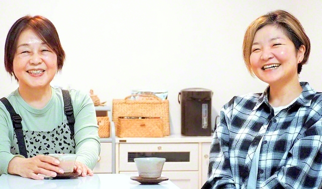 リビングで笑い合う岩佐さん㊧と、長女の美都さん