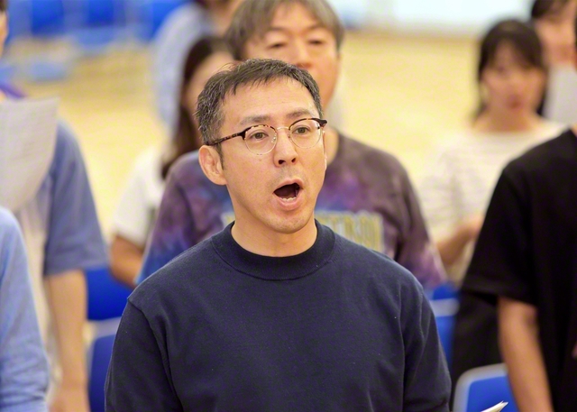 丁寧に思いを込めて歌う中谷さん