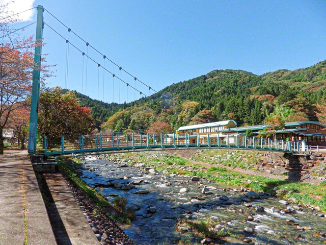 道志川に架かる「かっぱ橋」。道の駅に隣接していて、年間を通して多くの観光客が訪れるスポットになっています。そろそろ紅葉が楽しめる錦秋の季節。川のせせらぎも心を癒やしてくれます（柏木勇治）